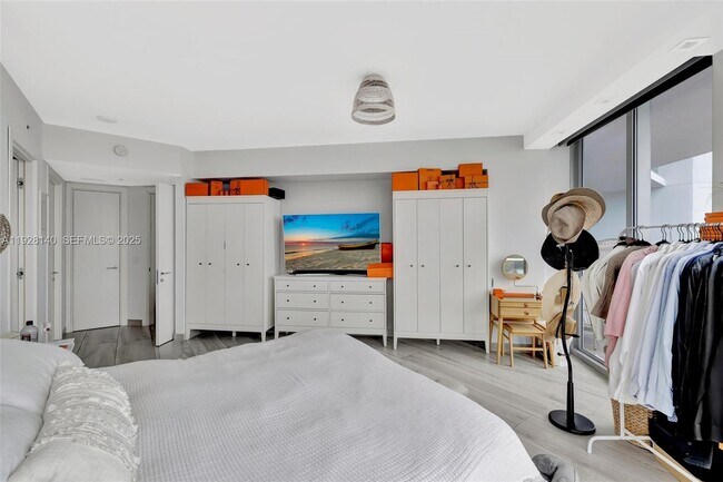 Building Photo - 17111 Biscayne Blvd