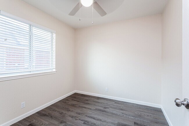 Building Photo - Comfortable 3BR/2BA Home with Vinyl Floori...