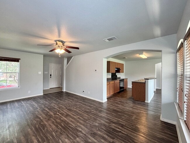 Building Photo - Gorgeous 3 bedroom with loft!