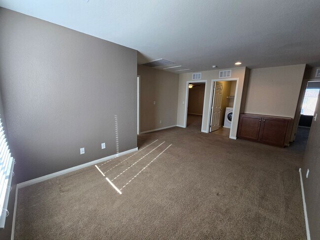 Building Photo - An Amazing 3 Bedroom Home in South East Las Vegas.
