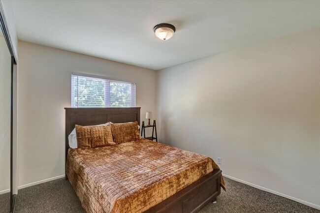 Building Photo - 5-Bedroom Home in Desirable Friendly Hills...