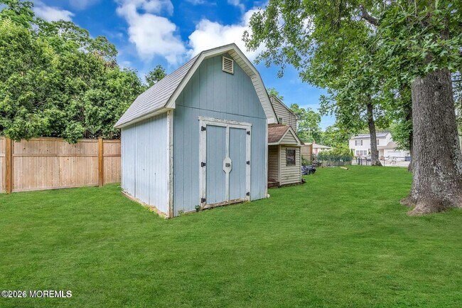 Building Photo - 518 River Dr