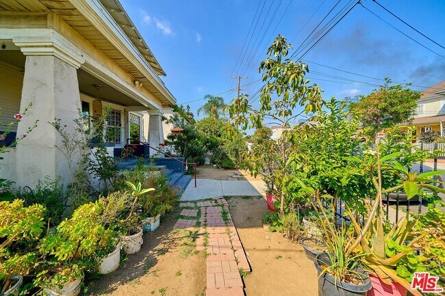 Building Photo - 1347 Valencia St
