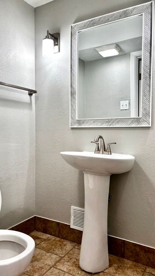 Building Photo - Spacious 3-Bed Townhome with Garage in Day...