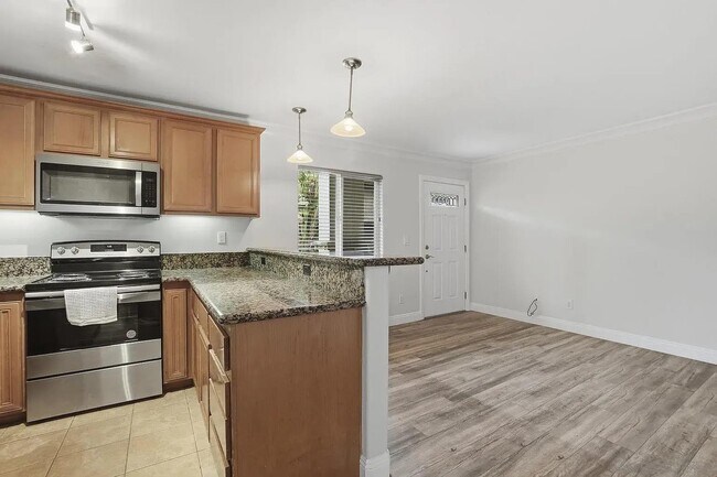 Building Photo - 800 N Mollison Ave