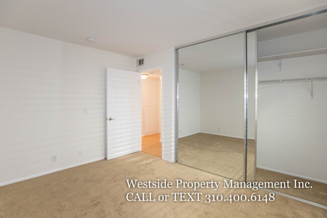 Building Photo - Bright Corner Condo 2+2 - Trendy Mar Vista...