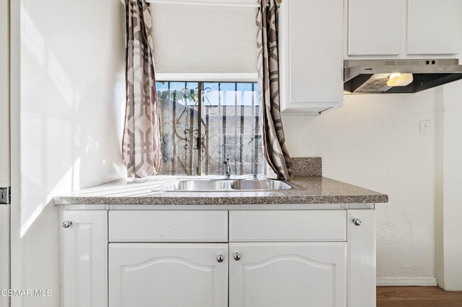 Building Photo - 11018 Sutter Ave