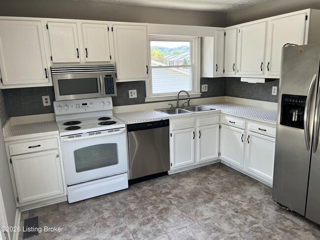 Building Photo - 3700 Hillcross Dr