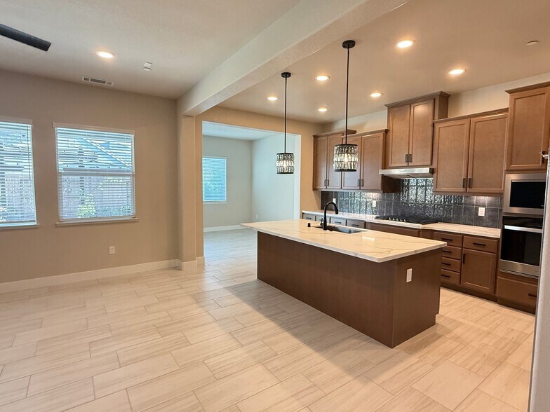 Building Photo - 362 Tigris St
