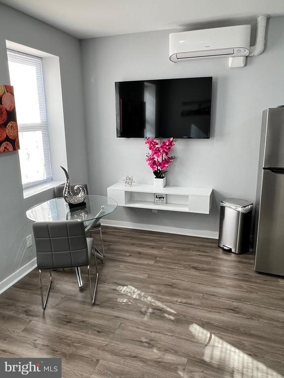 Building Photo - 4087 Lancaster Ave