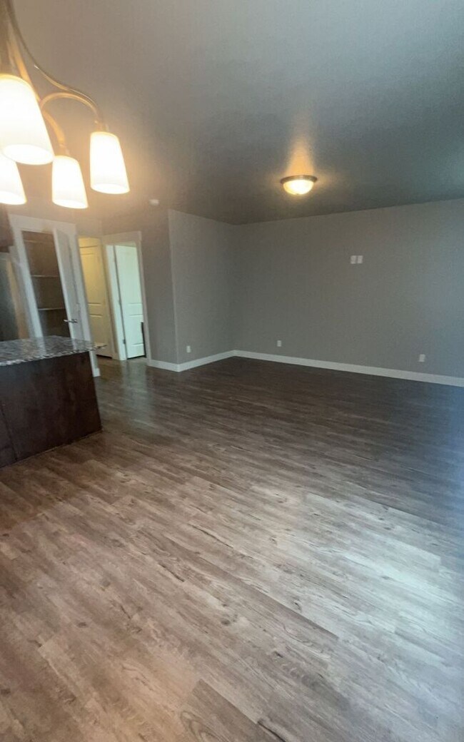 Building Photo - Spacious Townhome with 1 car garage w/ Mountain Views
