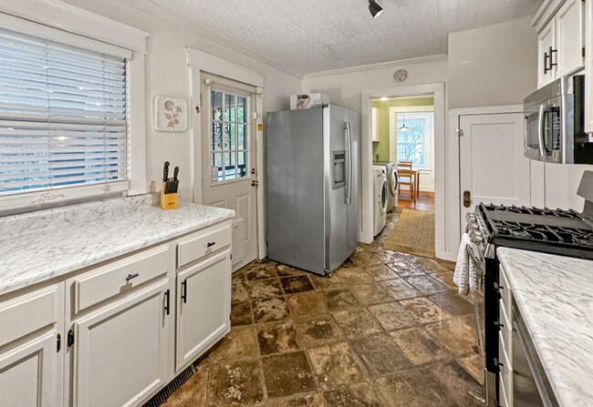 Building Photo - 3 bedroom, 2 bathroom house in Cooper Young Historic District
