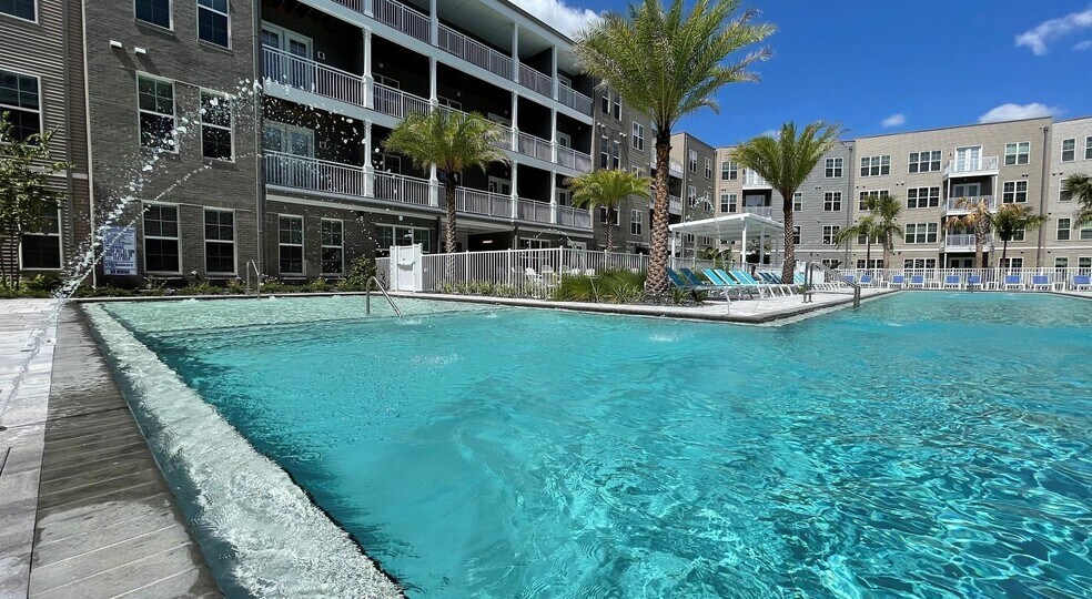 Building Photo - 5885 Lakehurst Dr