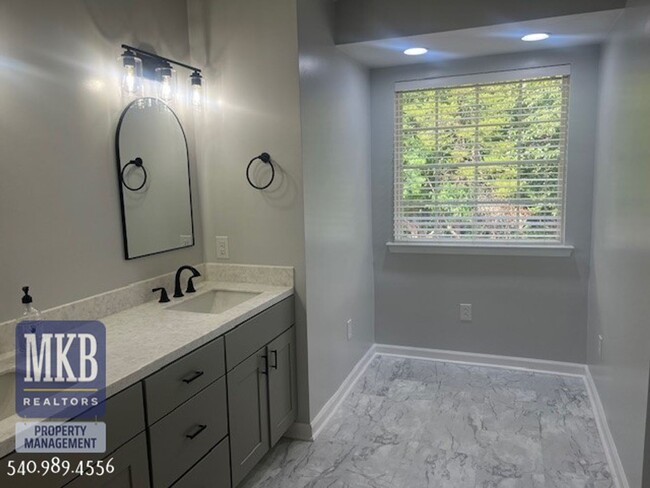 Building Photo - Luxurious 4 Bd/3.5Ba home located in The G...