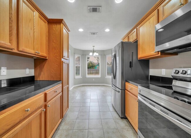 Building Photo - Charming East Navarre Home