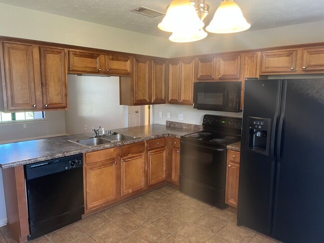 Building Photo - 3 Bed 2 Bath Home