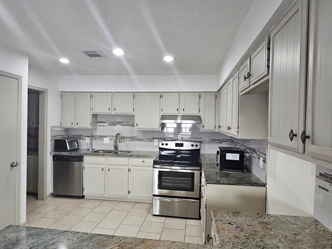 Building Photo - 1907 Avenue C