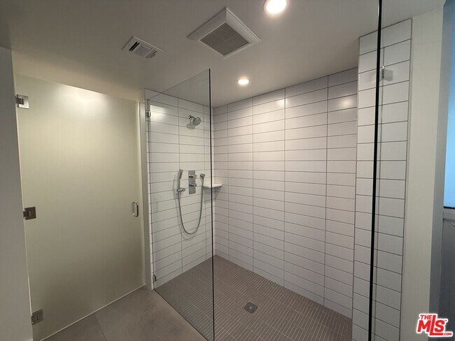 Building Photo - 8210 Fountain Ave