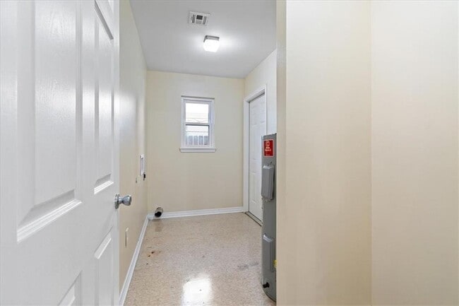 Building Photo - 1406 Hooks Dr