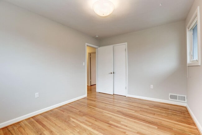 Building Photo - 9718 Holmhurst Rd