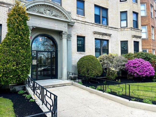 Building Photo - Renovated Top Floor 1-Bed on Park Drive | ...