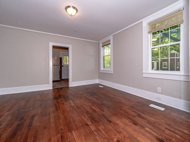 Building Photo - Oversized Renovated Downtown Cottage