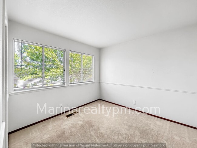 Building Photo - Charming 4 bedroom 2.5 bath in Glen Cove, ...