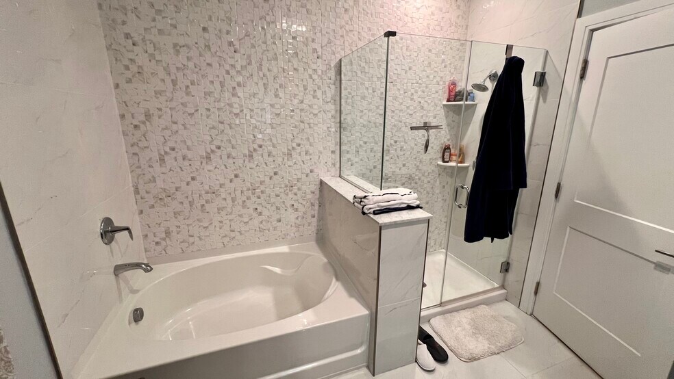 Building Photo - 140 Comet Way