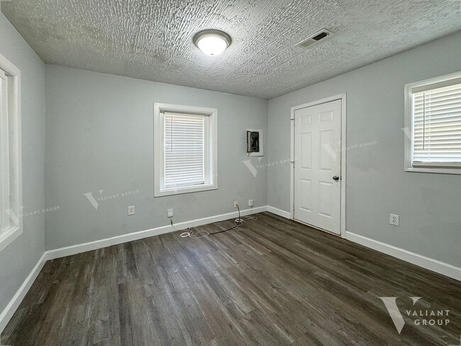 Building Photo - Cozy 2 Bedroom, 1 Bathroom Home in Weller ...