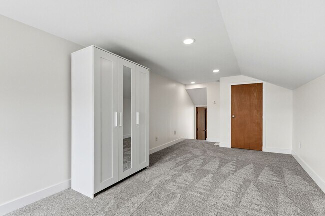 Building Photo - 5306 Beach Dr SW