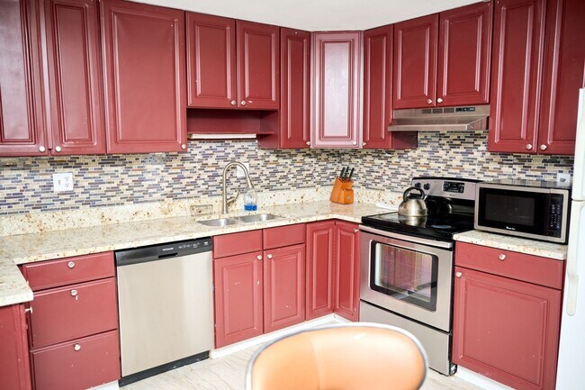 Building Photo - Spacious 4BR/2BA Furnished Home w/ Utilities, Mini Gym & Large Fenced Yard – Pinefield, Waldorf MD