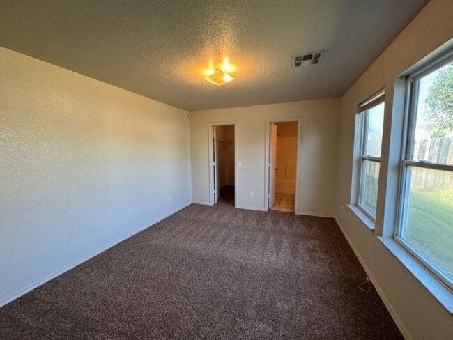 Building Photo - True 4 bed in Edmond, new carpet and paint!