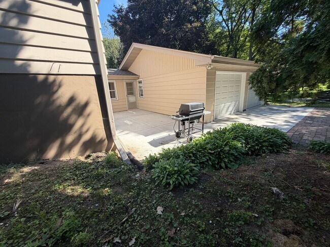 Building Photo - 2364 S Syene Rd