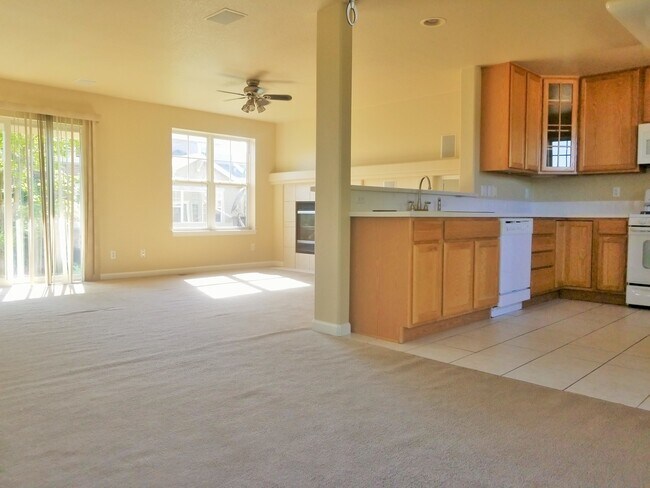 Building Photo - 3 Bedroom, 3.5 Bath End Unit Townhome, 2 C...