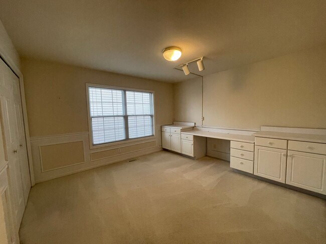 Building Photo - 4368 Pond Ridge Ct