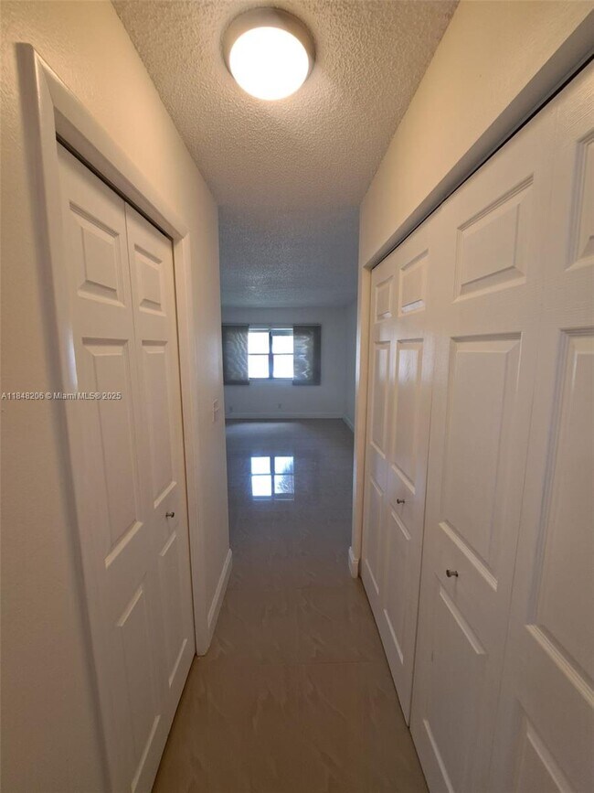 Building Photo - 240 Lakeview Dr