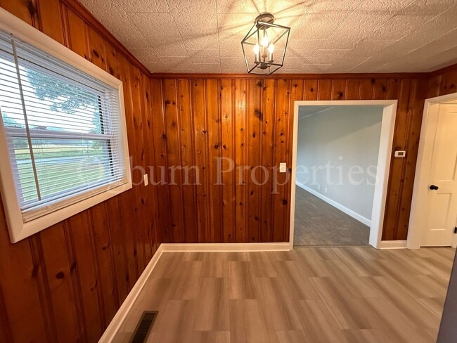 Building Photo - 204 Willow Creek Rd