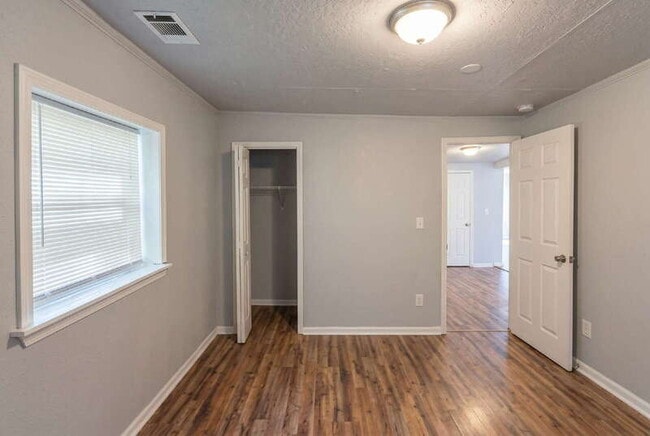 Building Photo - 934 Motley St