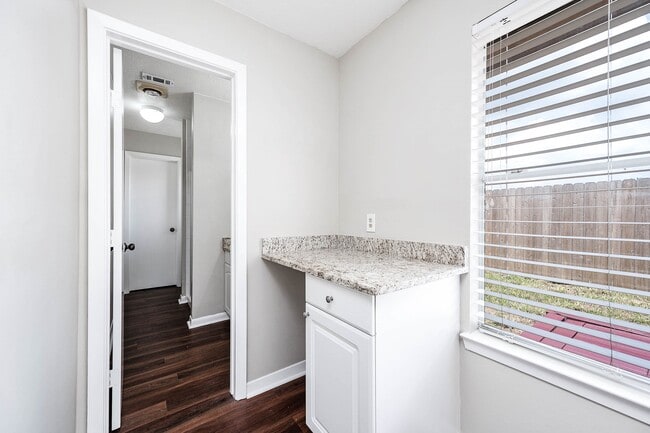 Building Photo - 1922 Arcadia Dr