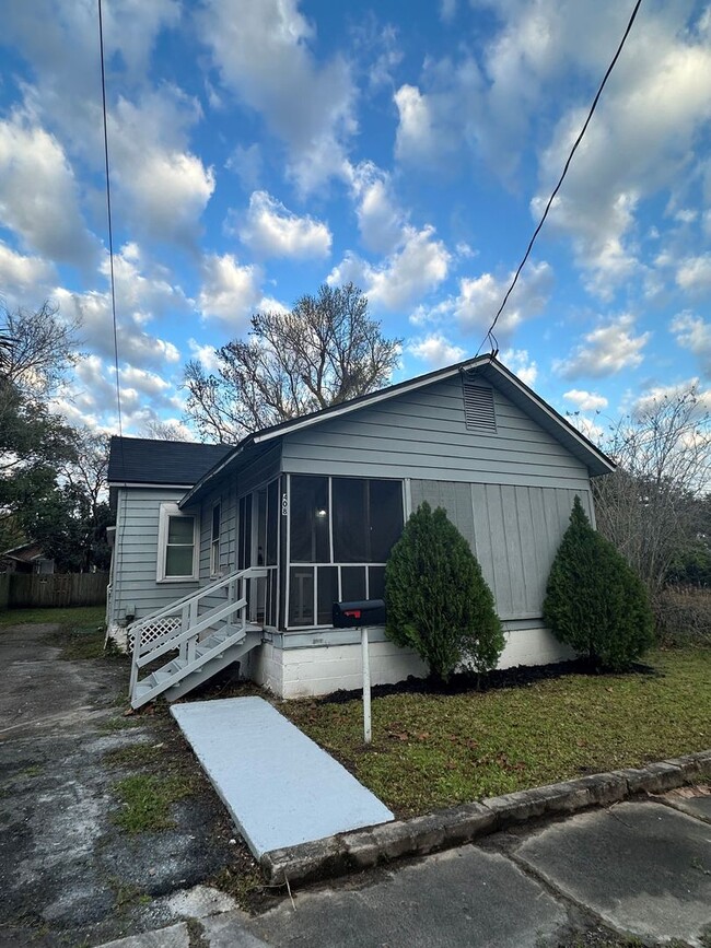 Building Photo - 3/2 Single family home available now!