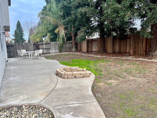 Building Photo - Beautiful and Spacious 5 bed/ 4 bath home ...