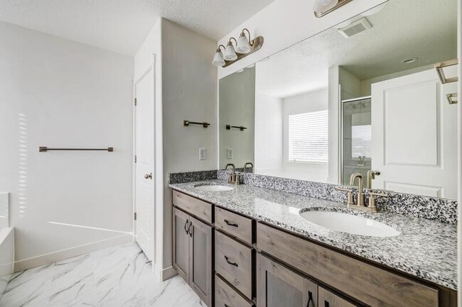 Building Photo - 803 N Hilltop Dr