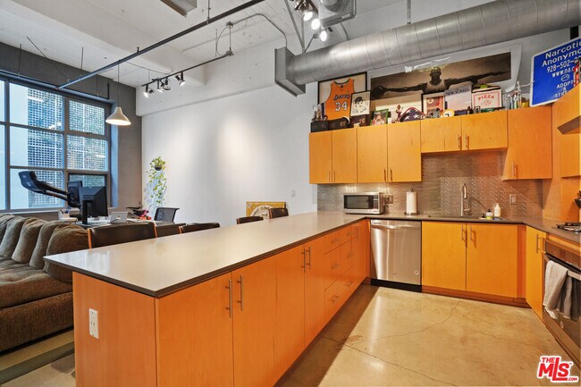 Building Photo - 1130 Flower St