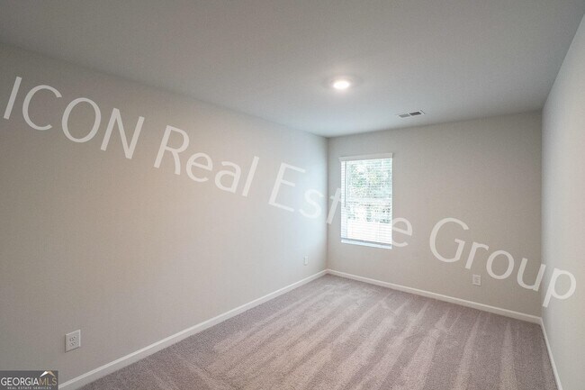 Building Photo - 124 Village Green Dr