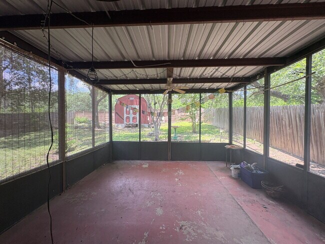 Building Photo - Spacious 4 Bedroom Home in Live Oak