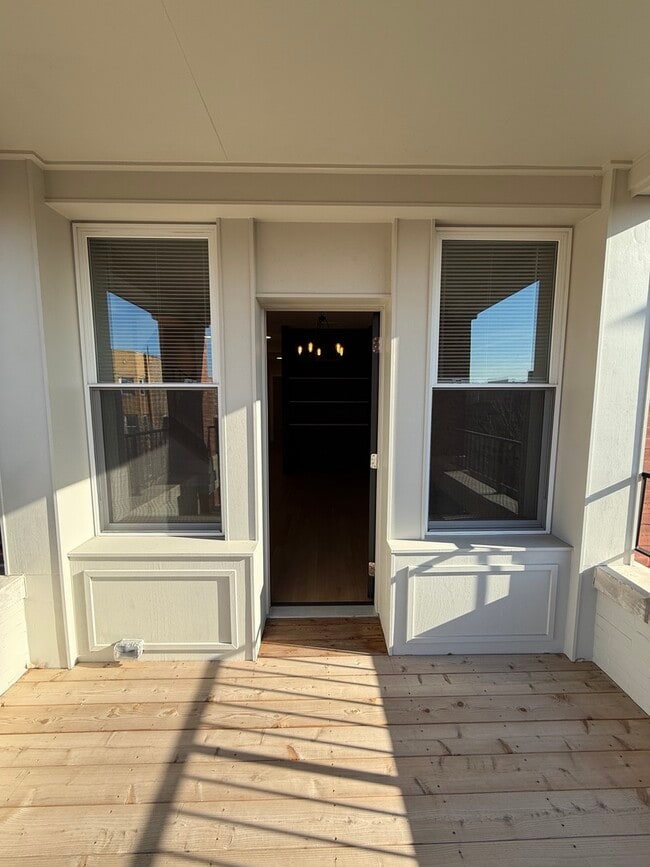 Building Photo - 927 N Mozart St