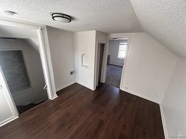 Building Photo - ELEGANT APT HOME