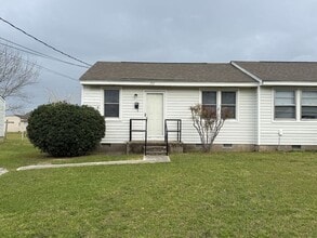 Building Photo - 1 bedroom, 1 bath Duplex