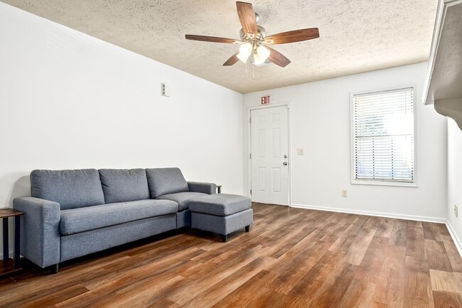 Building Photo - 449 N Donahue Dr