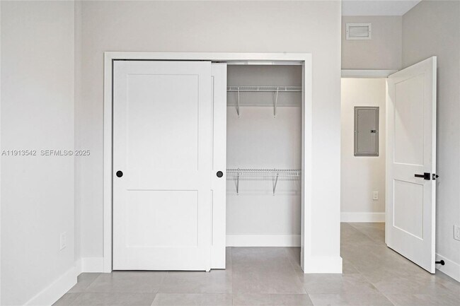 Building Photo - 4309 E 8th Ct